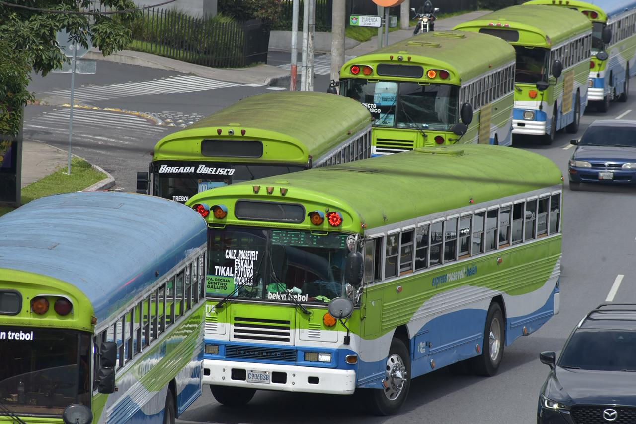 Manifestación de buses por pago de subsidio se desarrolla este lunes. Foto: José Orozco