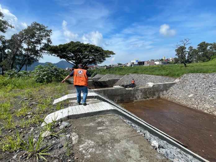 Los diques en el kilómetro 44 de la autopista Palín-Escuintla quedaron obstruidos con sedimento, según Conred. Foto La Hora: Conred