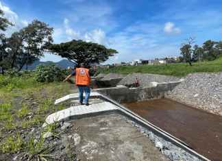 Los diques en el kilómetro 44 de la autopista Palín-Escuintla quedaron obstruidos con sedimento, según Conred. Foto La Hora: Conred