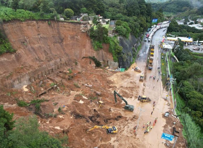 El deslave en la carreta a El Salvador pone en riesgo la actividad económica y logística, debido a la dificultad para transitar. Foto La Hora. Daniel Ramírez