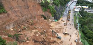 El deslave en la carreta a El Salvador pone en riesgo la actividad económica y logística, debido a la dificultad para transitar. Foto La Hora. Daniel Ramírez