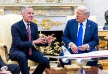 Un video de Reagan que critica los aranceles desencadena suspensión de la negociación comercial EE. UU.-Canadá Fotografía de archivo del presidente de Estados Unidos, Donald Trump (d) y el primer ministro de Canadá Mark Carney. Foto: La Hora: EFE/EPA/SHAWN THEW / POOL
