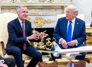 Fotografía de archivo del presidente de Estados Unidos, Donald Trump (d) y el primer ministro de Canadá Mark Carney. Foto: La Hora: EFE/EPA/SHAWN THEW / POOL