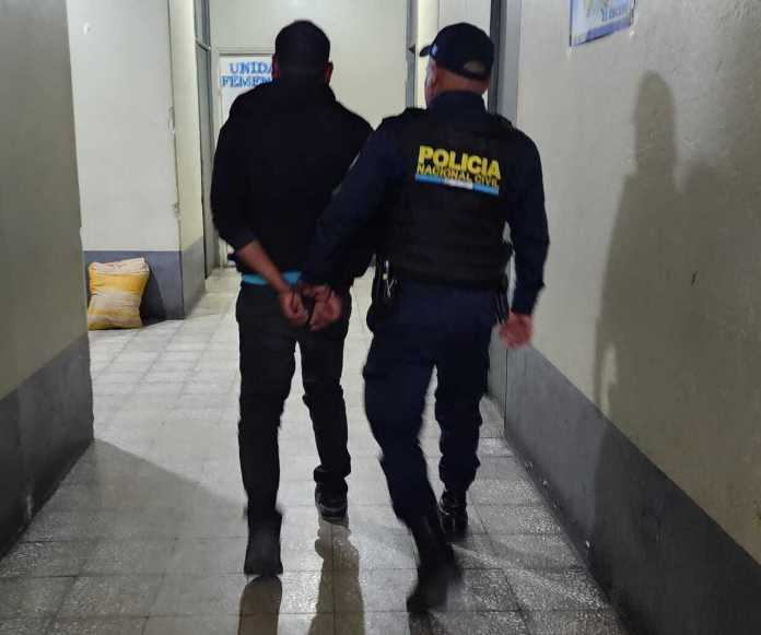 PNC realiza la captura de dos presuntos extorsionistas con el apoyo de los vecinos y autoridades comunitarias.