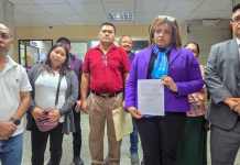 Querellantes adhesivos mostraron su indignación tras una nueva suspensión de audiencia dentro del caso Cambray. Foto La Hora: Sergio Osegueda