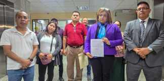 Querellantes adhesivos mostraron su indignación tras una nueva suspensión de audiencia dentro del caso Cambray. Foto La Hora: Sergio Osegueda