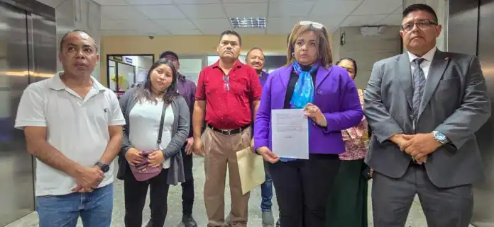 caso cambray Querellantes adhesivos mostraron su indignación tras una nueva suspensión de audiencia dentro del caso Cambray. Foto La Hora: Sergio Osegueda