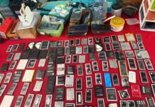 Unidad contra el Robo de Terminales Móviles de la Fiscalía contra el Crimen Organizado incautaron 15 celulares en el mercado La Terminal. Foto: La Hora/ Ministerio Público