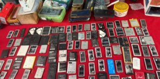 Unidad contra el Robo de Terminales Móviles de la Fiscalía contra el Crimen Organizado incautaron 15 celulares en el mercado La Terminal. Foto: La Hora/ Ministerio Público