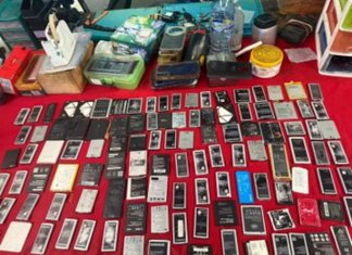 Unidad contra el Robo de Terminales Móviles de la Fiscalía contra el Crimen Organizado incautaron 15 celulares en el mercado La Terminal. Foto: La Hora/ Ministerio Público