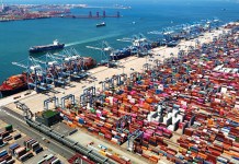 Seis claves para entender la guerra comercial entre EE.UU. y China En medio de tensiones comerciales, nuevos aranceles portuarios recíprocos anunciados este martes. Estados Unidos aplica un recargo de 50 dólares por tonelada neta a los buques chinos, que aumentará cada año hasta 2028, mientras que Pekín impone tarifas equivalentes a los barcos de propiedad, operación o bandera estadounidense. Foto: La Hora/AP