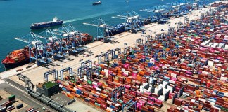 En medio de tensiones comerciales, nuevos aranceles portuarios recíprocos anunciados este martes. Estados Unidos aplica un recargo de 50 dólares por tonelada neta a los buques chinos, que aumentará cada año hasta 2028, mientras que Pekín impone tarifas equivalentes a los barcos de propiedad, operación o bandera estadounidense. Foto: La Hora/AP