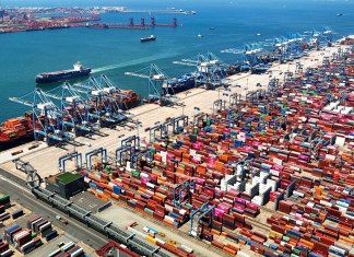 En medio de tensiones comerciales, nuevos aranceles portuarios recíprocos anunciados este martes. Estados Unidos aplica un recargo de 50 dólares por tonelada neta a los buques chinos, que aumentará cada año hasta 2028, mientras que Pekín impone tarifas equivalentes a los barcos de propiedad, operación o bandera estadounidense. Foto: La Hora/AP