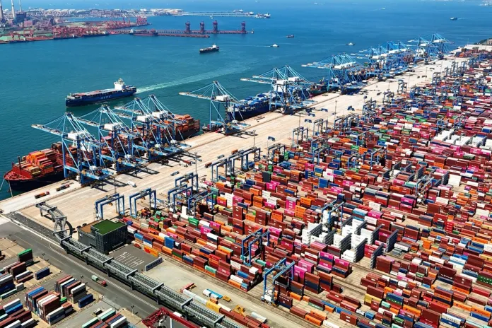comercio En medio de tensiones comerciales, nuevos aranceles portuarios recíprocos anunciados este martes. Estados Unidos aplica un recargo de 50 dólares por tonelada neta a los buques chinos, que aumentará cada año hasta 2028, mientras que Pekín impone tarifas equivalentes a los barcos de propiedad, operación o bandera estadounidense. Foto: La Hora/AP