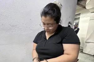 Conductora detenida por agredir a agente de PMT queda ligada a proceso