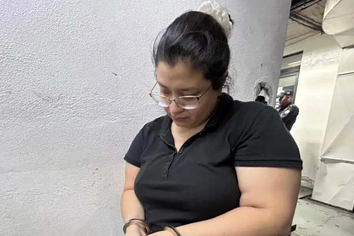 conductora Ligan a proceso a conductora que fue captada en el momento en el que agredió a agente de la PMT en la zona 9. Foto La Hora: Daniel Ramírez