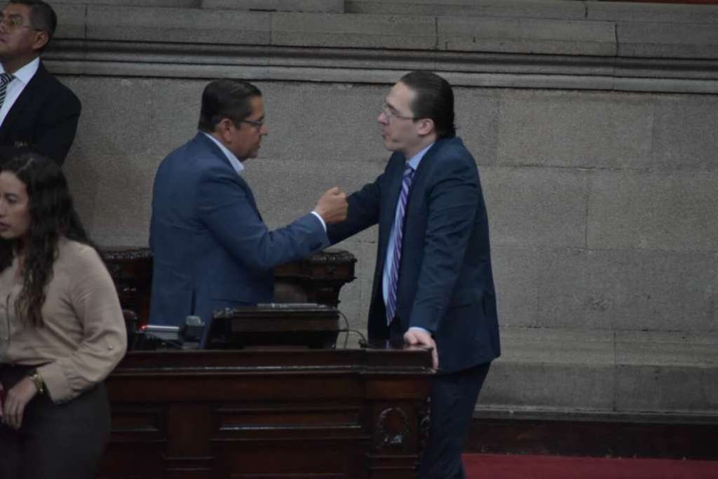 Los diputados José Inés Castillo y Felipe Alejos conversan en la plenaria del 28 de octubre. Foto: La Hora / José Orozco