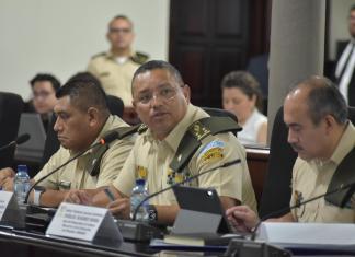 El ministro de la Defensa, Henry Saenz, explica el proyecto de presupuesto de su cartera para 2026. Foto: La Hora / José Orozco
