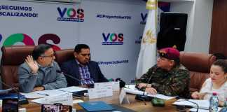 El viceministro de la Defensa, Germán Molina, responde dudas por la robo de armamento en Petén. Foto: La Hora