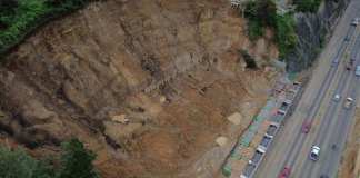 El área del derrumbe en el Km 24.5, más el hundimiento detectado 230 metros más adelante dejan en una situación de extremo riesgo a quienes transitan por ese tramo de la ruta a El Salvador. Foto: La Hora / José Orozco.