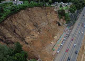El área del derrumbe en el Km 24.5, más el hundimiento detectado 230 metros más adelante dejan en una situación de extremo riesgo a quienes transitan por ese tramo de la ruta a El Salvador. Foto: La Hora / José Orozco.
