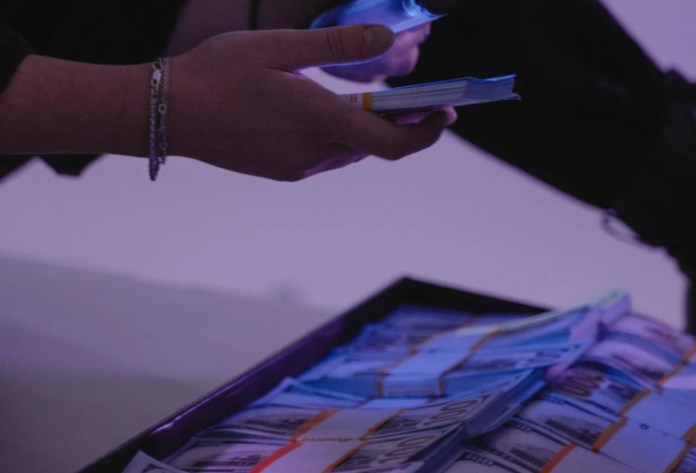 ¿Con cuánto dinero se puede viajar sin declarar?