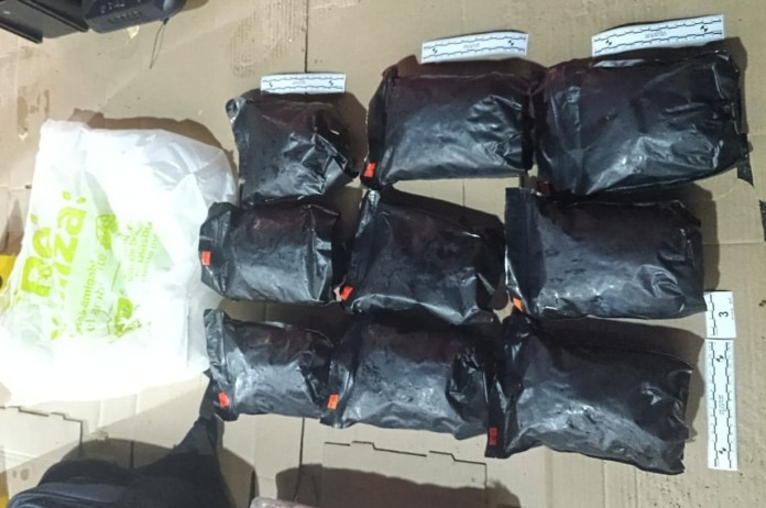 Inspección a un bus revela cargamento de marihuana y metanfetamina llevado por uno de los pasajeros.