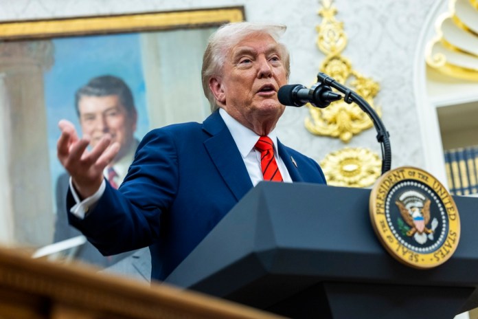 Presidente Donald Trump durante conferencia de prensa en la Oficina Oval de la Casa Blanca. Foto La Hora: EFE