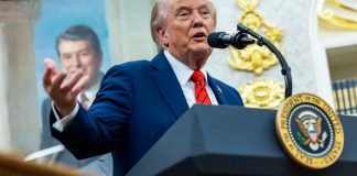 Presidente Donald Trump durante conferencia de prensa en la Oficina Oval de la Casa Blanca. Foto La Hora: EFE