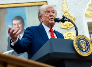 Presidente Donald Trump durante conferencia de prensa en la Oficina Oval de la Casa Blanca. Foto La Hora: EFE