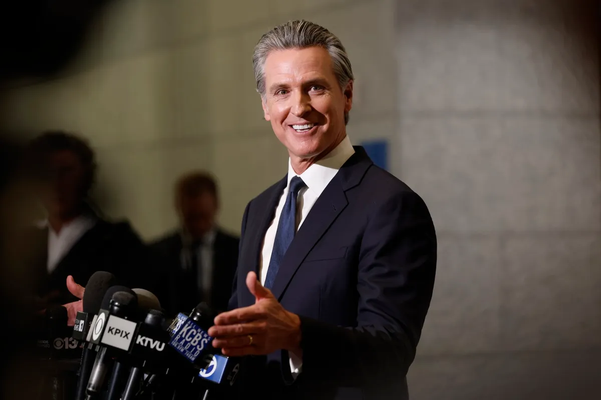 Gobernador de California, crítico de Trump, evalúa postularse como candidato a presidente en 2