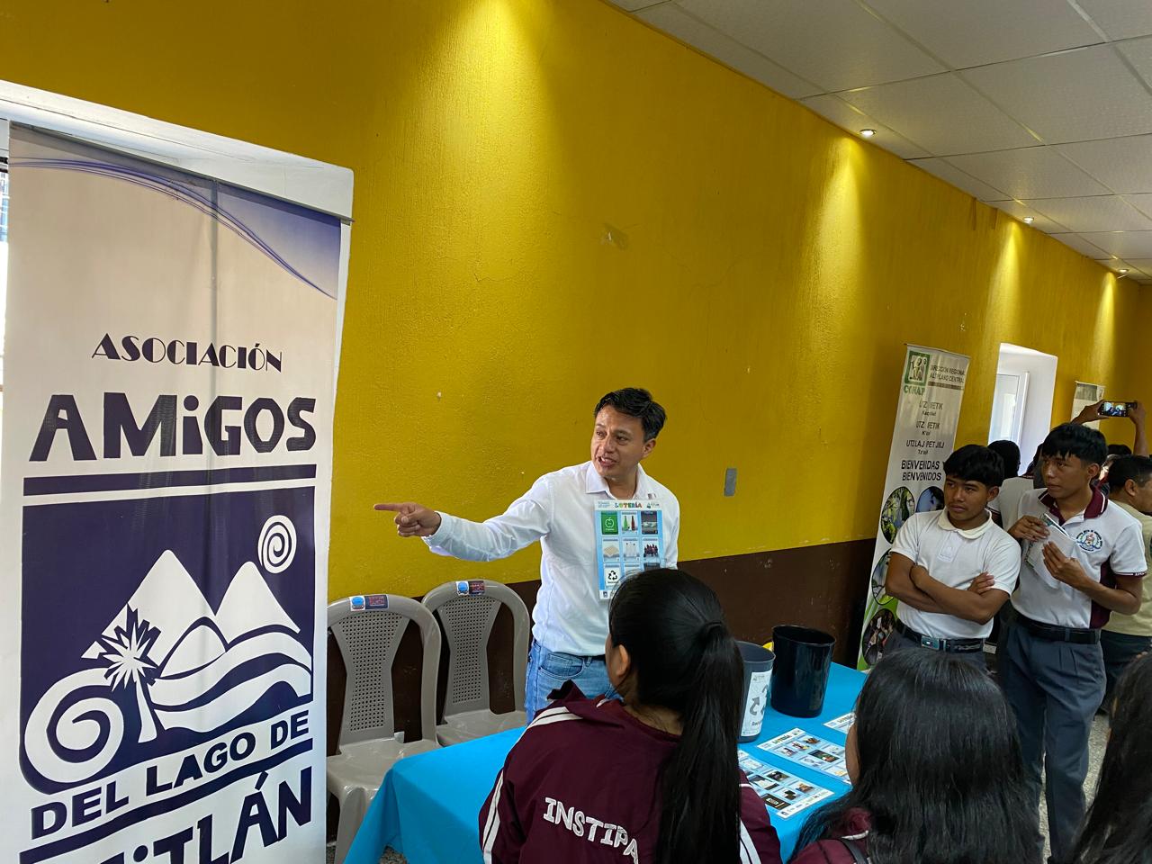 Personal de la Asociación Amigos del Lago de Atitlán brindando información sobre el programa "Educando para Conservar" a estudiantes. Foto: Cortesía Asociación Amigos del Lago de Atitlán (AALA).