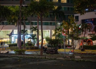 Reportan un fallecido tras la explosión de un vehículo en Guayaquil, Ecuador.