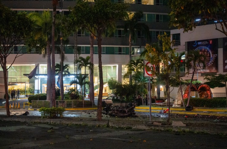 Reportan un fallecido tras la explosión de un vehículo en Guayaquil, Ecuador.
