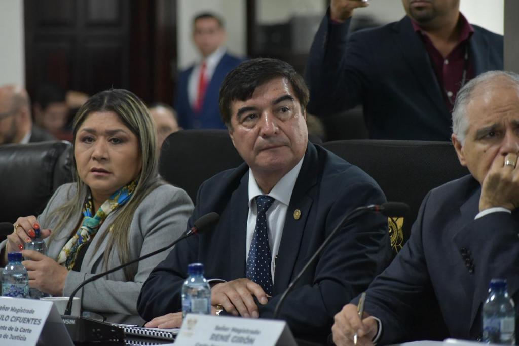 El Organismo Judicial (OJ) señaló una reducción del techo en el proyecto del presupuesto para el 2026, en la Comisión de Finanzas. En la foto, los magistrados de izquierda a derecha, Jenny Alvarado, Teodulo Cifuentes y René Girón. Foto La Hora: José Orozco