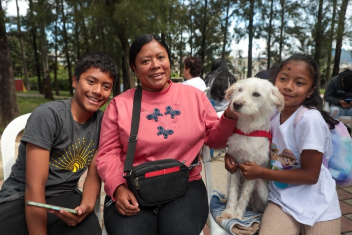 Familia junto a mascota en Parque La Amistad para castración. Foto Municipalidad de Guatemala.