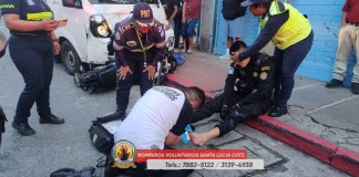 Agentes de la PNC heridos tras colisión en Santa Lucía Cotzumalguapa. Foto: Bomberos Voluntarios Santa Lucia Cotzumalguapa
