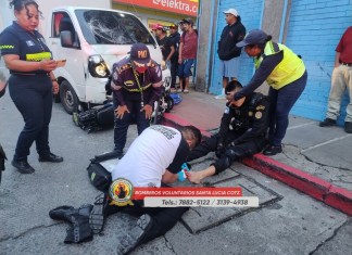 Agentes de la PNC heridos tras colisión en Santa Lucía Cotzumalguapa. Foto: Bomberos Voluntarios Santa Lucia Cotzumalguapa