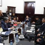 El ministro de Gobernación, Francisco Jiménez, con su equipo, comparten con diputados por las propuestas de ley para el combate de maras y pandillas. Foto: Congreso de la República