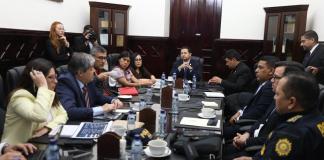 El ministro de Gobernación, Francisco Jiménez, con su equipo, comparten con diputados por las propuestas de ley para el combate de maras y pandillas. Foto: Congreso de la República