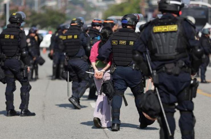Agente federal es herido por fuego amigo en medio de operativo migratorio en Los Ángeles Foto: La Hora/ EFE