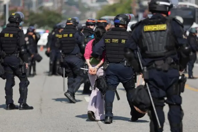 Agente federal es herido por fuego amigo en medio de operativo migratorio en Los Ángeles Agente federal es herido por fuego amigo en medio de operativo migratorio en Los Ángeles Foto: La Hora/ EFE