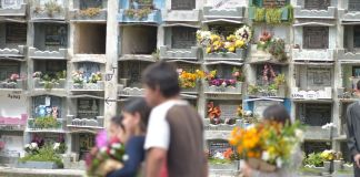 El Cementerio General es uno de los camposantos más grandes y este 1 de noviembre recibe a miles de vecinos, quienes visitan a sus seres queridos. Foto La Hora: José Orozco