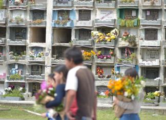 El Cementerio General es uno de los camposantos más grandes y este 1 de noviembre recibe a miles de vecinos, quienes visitan a sus seres queridos. Foto La Hora: José Orozco