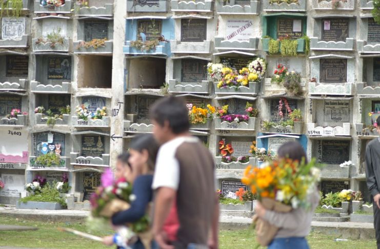 El Cementerio General es uno de los camposantos más grandes y este 1 de noviembre recibe a miles de vecinos, quienes visitan a sus seres queridos. Foto La Hora: José Orozco