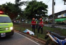Un accidente y dos personas fallecidas complicaron el tránsito vehicular en las salidas sur y norte de la capital. Foto La Hora: Bomberos Municipales