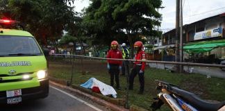 Un accidente y dos personas fallecidas complicaron el tránsito vehicular en las salidas sur y norte de la capital. Foto La Hora: Bomberos Municipales
