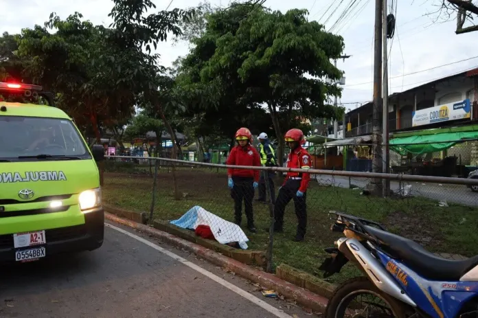 incidente trebol Un accidente y dos personas fallecidas complicaron el tránsito vehicular en las salidas sur y norte de la capital. Foto La Hora: Bomberos Municipales