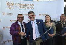 El ministro de Salud, Joaquín Barnoya, le da la mano al diputado Bequer Chocooj, que lo mantuvo interpelado por siete meses. Foto: La Hora / Fabricio Alonzo