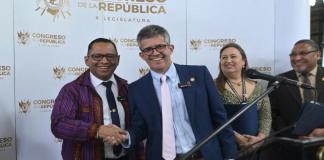 El ministro de Salud, Joaquín Barnoya, le da la mano al diputado Bequer Chocooj, que lo mantuvo interpelado por siete meses. Foto: La Hora / Fabricio Alonzo